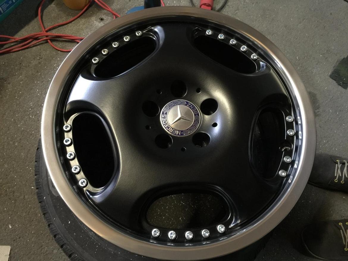 Fælgrenovering Dezent RH 17" 5x112 - efter kant polering og nye bolte billede 3