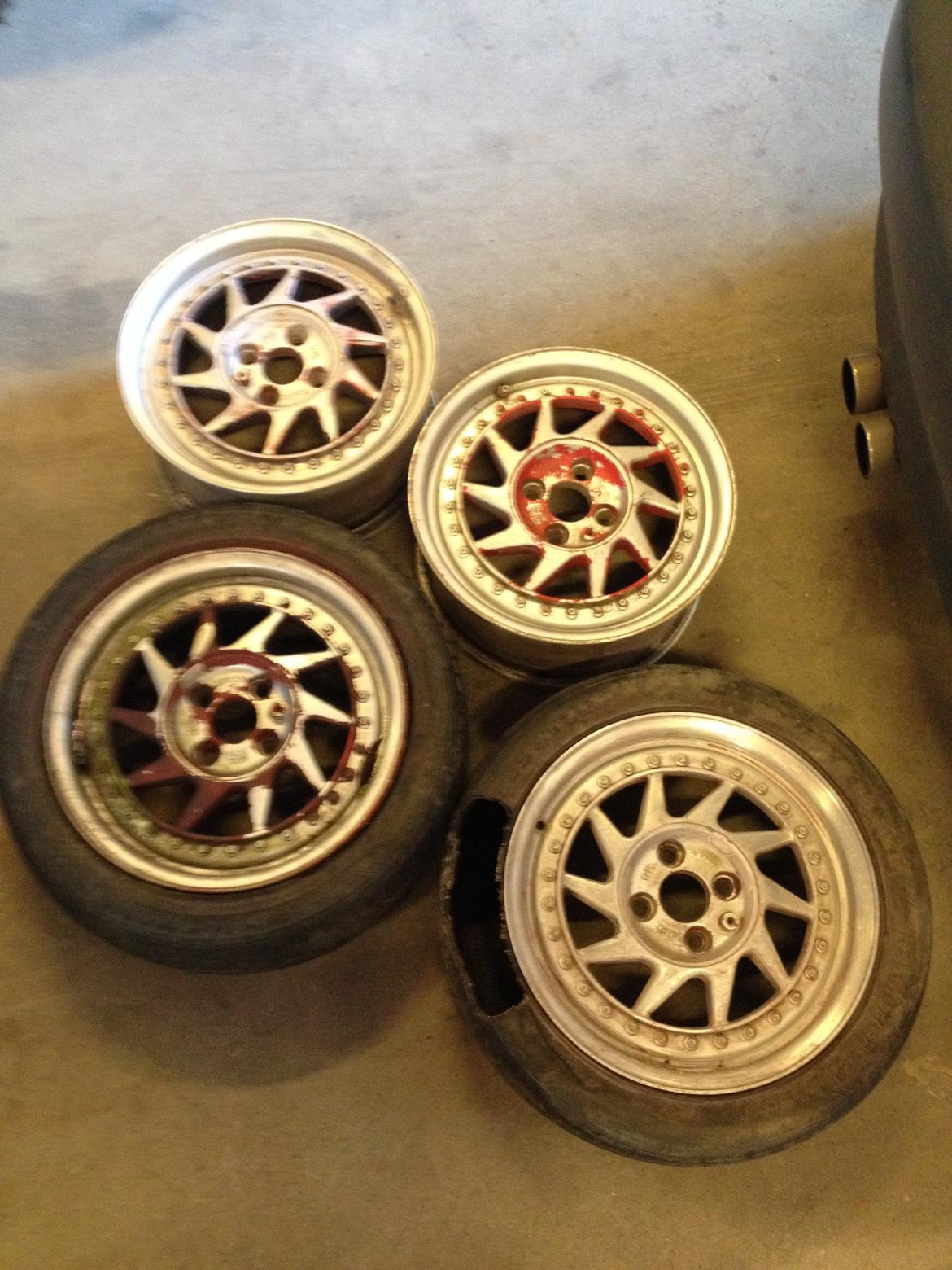 Renovering af oz turbo split fælge  - Lige blevet hentet godt medtaget samt de har haft spray folie på.  billede 2