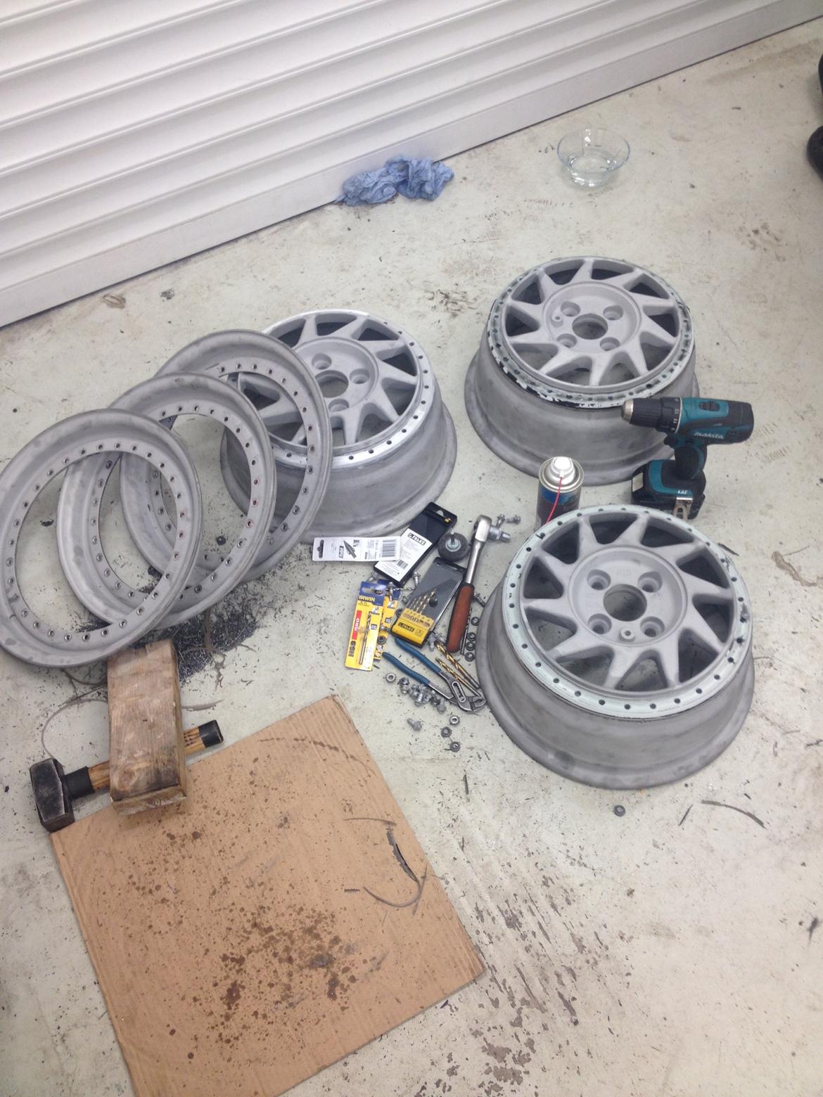 Renovering af oz turbo split fælge  - Så er alle adskildt måtte bore de fleste skruer ud da de kamrede over.  billede 11