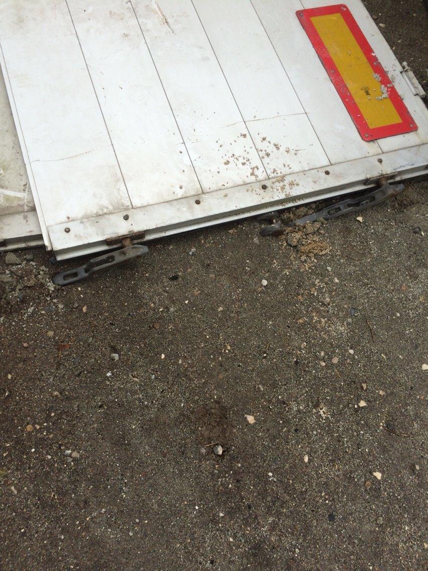Trailer renovering - gamle bagdøre fra sættevogn skilles ad og bruges til nye sider billede 7