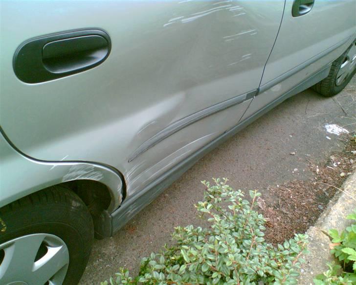 Nissan Almera Tino 2,2 Dci Visia - Min første og bedste afløser, lavede denne bule da hun kom lidt for tæt på huset... billede 9