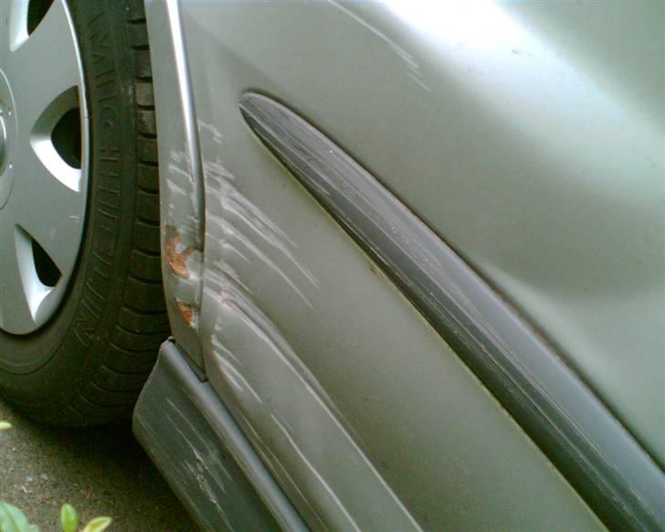 Nissan Almera Tino 2,2 Dci Visia - En ny dør og en rettet bagskærm måtte der til, efter denne skade... billede 10