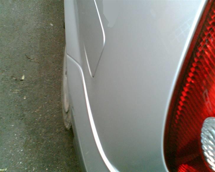 Nissan Almera Tino 2,2 Dci Visia - Bemærk kofangeren der stikker ud, skærmen er trykket flere cm. og den kryller rundt om tankdækslet... billede 11