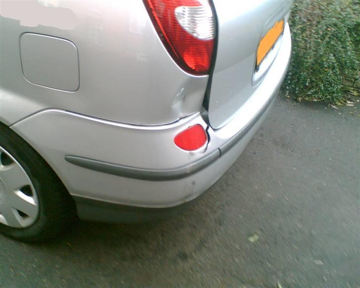 Nissan Almera Tino 2,2 Dci Visia - Denne gang var det er rækværk der stod i vejen... billede 12