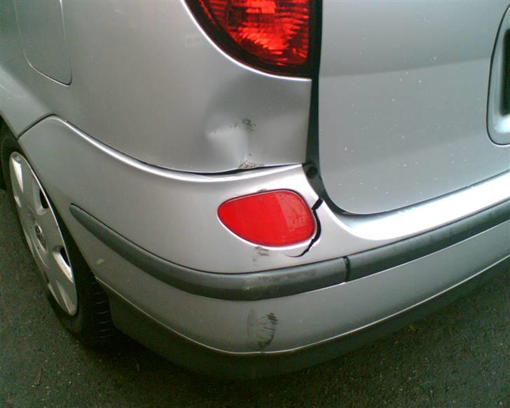 Nissan Almera Tino 2,2 Dci Visia - En rettet bagskærm og en flækket kofanger, fordi man ikke bruger spejlene når man bakker... billede 13