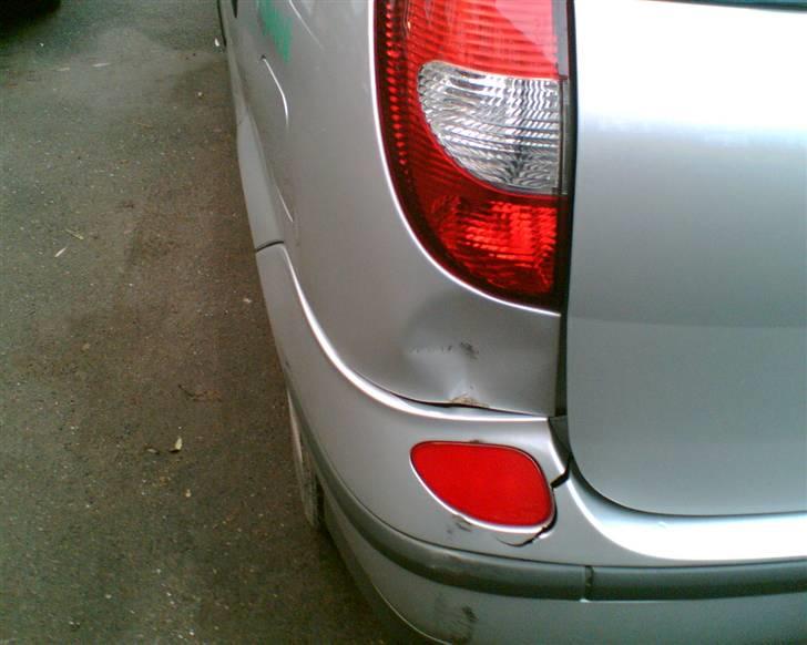 Nissan Almera Tino 2,2 Dci Visia - Heldigt at lygte og bagklap slap fri... billede 14