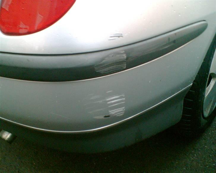 Nissan Almera Tino 2,2 Dci Visia - Et stengærde stod i vejen, igen fordi man ikke bruger spejlene... billede 15