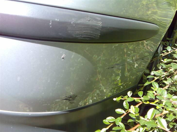 Nissan Almera Tino 2,2 Dci Visia - Der kommer nok en anden skade, så kofangeren bliver vel skiftet snart alligevel:o( billede 16