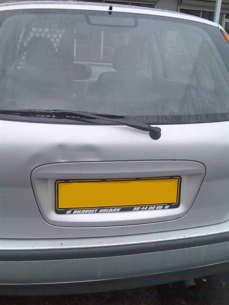 Nissan Almera Tino 2,2 Dci Visia - Ingen idé om hvordan denne skade er sket, men det er vist af flere omgange? Skal jeg nævne at bilen også har bak kamera... billede 22