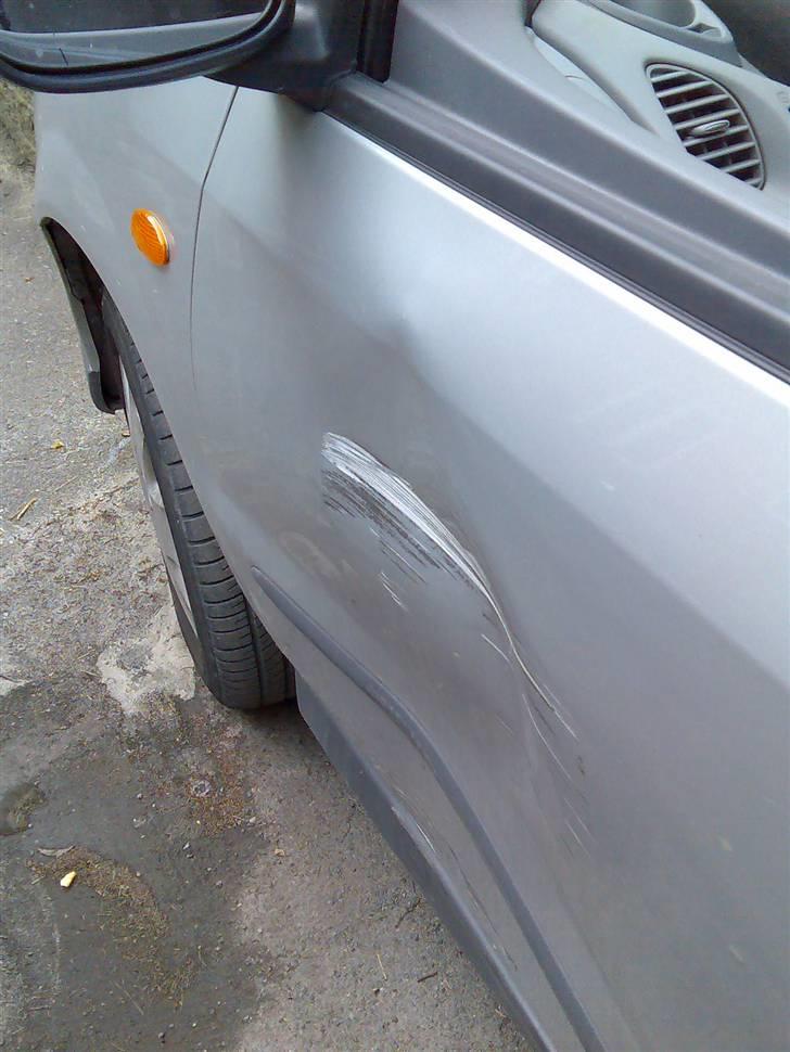 Nissan Almera Tino 2,2 Dci Visia - Samme rækværk der tog bagskærmen tidligere, ramte denne gang førerdøren... billede 24