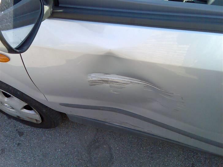 Nissan Almera Tino 2,2 Dci Visia - Jeg måtte lige rette den lidt ud da jeg kom tilbage fra ferie, for ruden kunne ikke åbne og døren bandt... billede 25