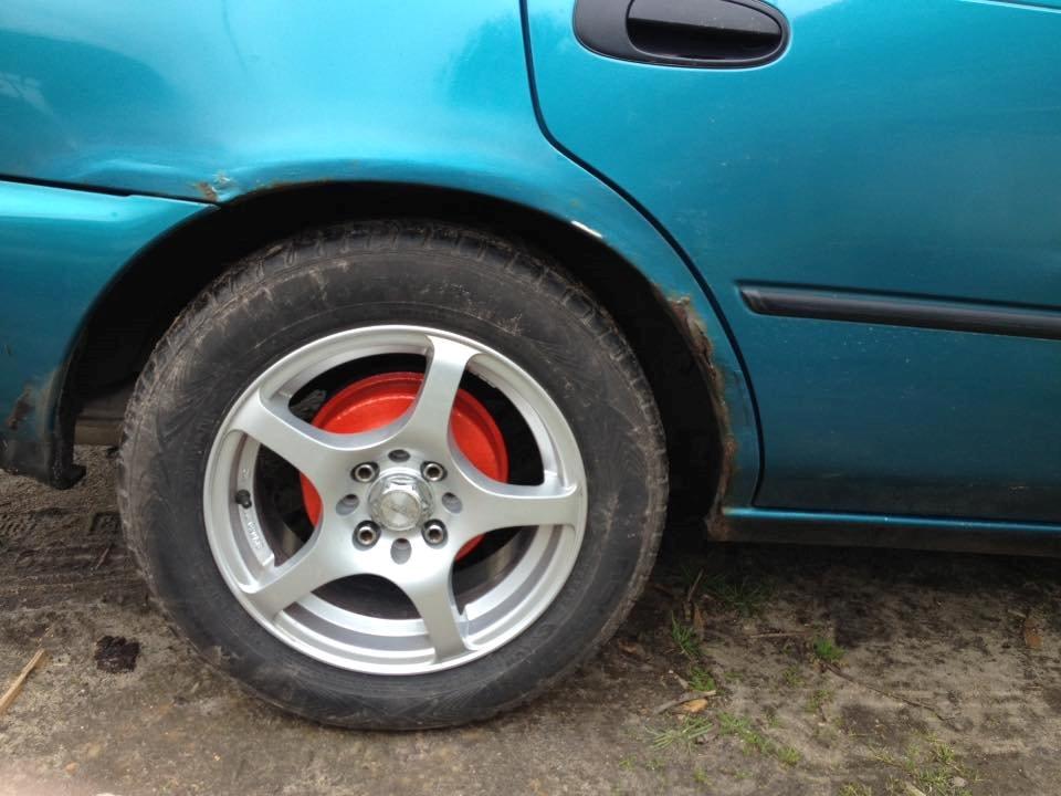   projekt  styling Corolla E10 sedan  - fået malede Bremsetromlerne røde med GTR fælge billede 27