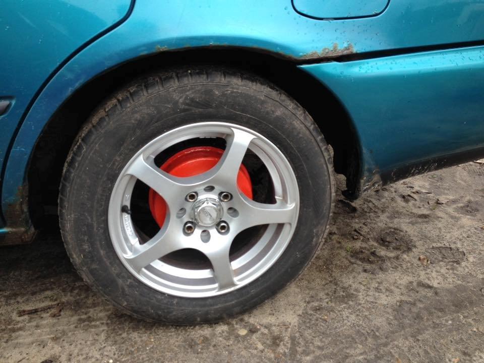   projekt  styling Corolla E10 sedan  - fået malede Bremsetromlerne røde med GTR fælge billede 28