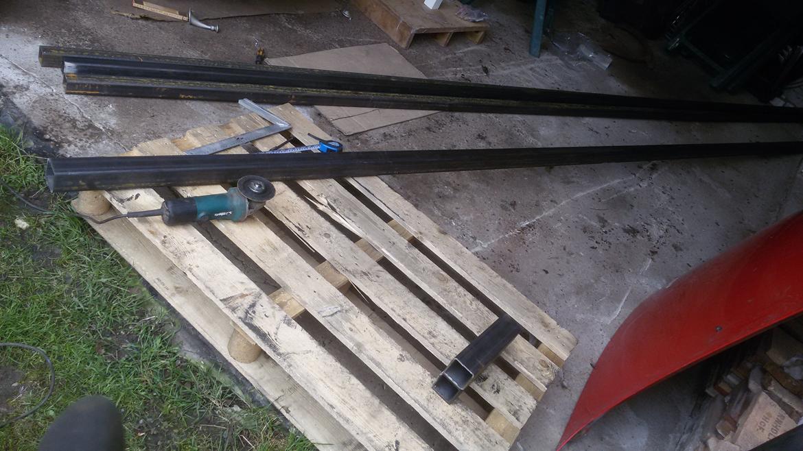 drejestativ - her er jeg igang med at skære dem ud, de er 6 mtr lange. billede 1