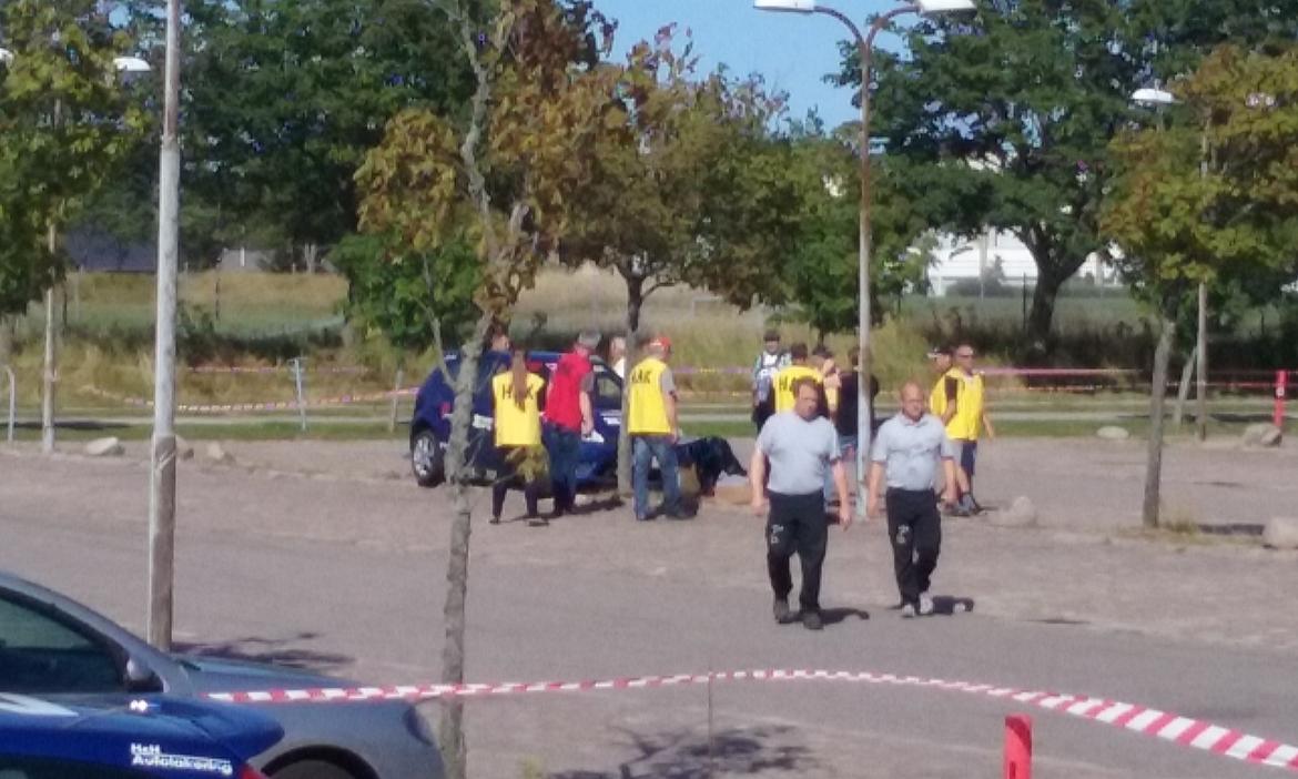 2 ødelagte biler på ca. 1 time billede 3