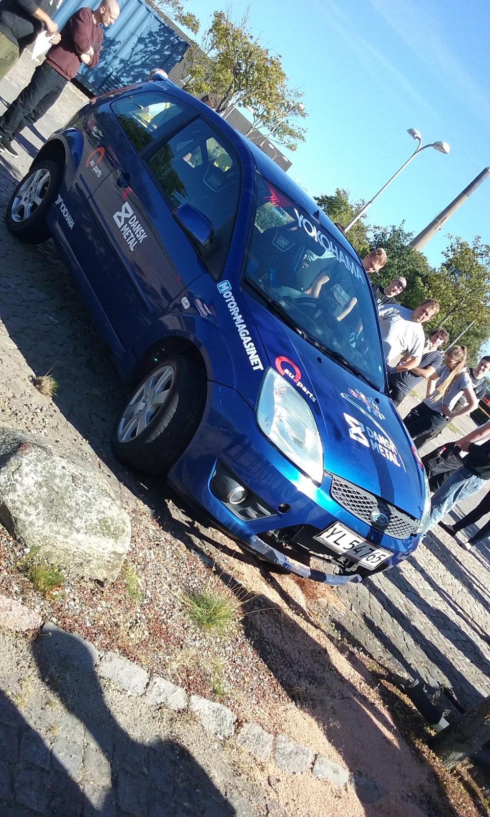 2 ødelagte biler på ca. 1 time billede 2