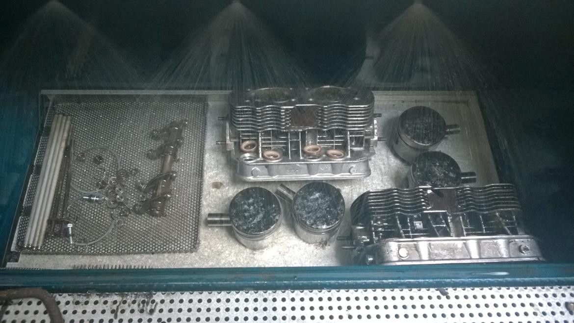 VW Bobbel - Motor Renovering - Før billede - Der renses dele billede 18