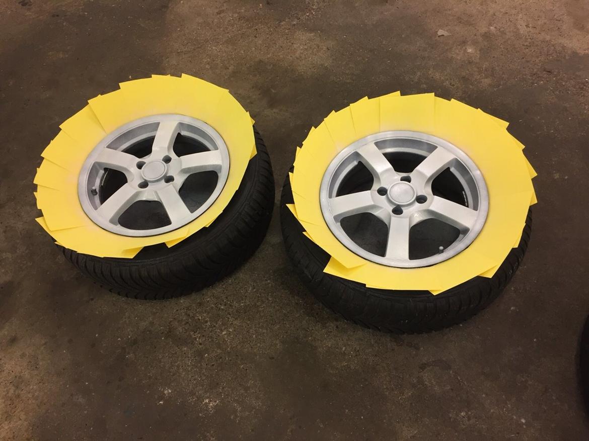 Plasti dip af fælge i neon gul. billede 2