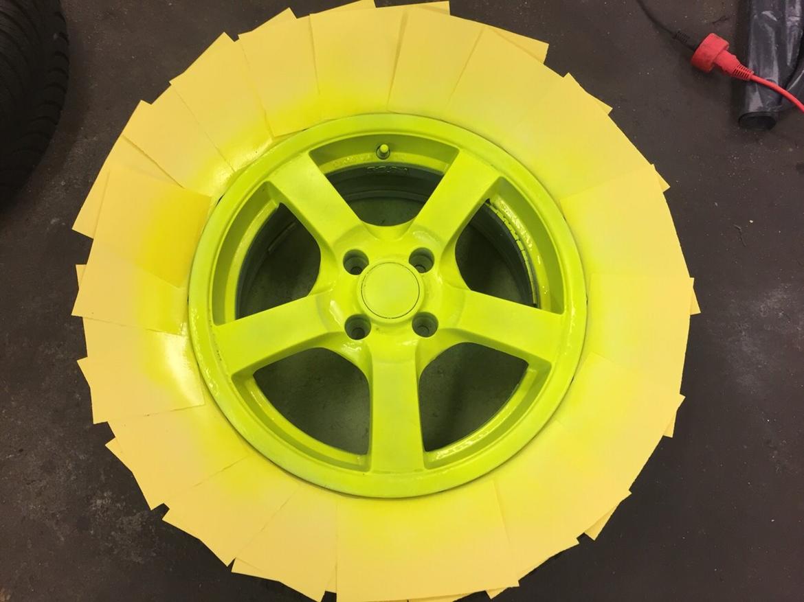 Plasti dip af fælge i neon gul. billede 8