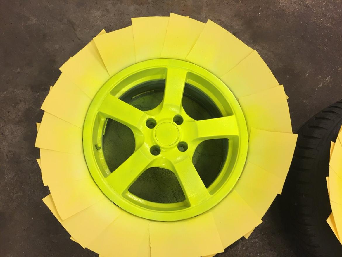 Plasti dip af fælge i neon gul. billede 9