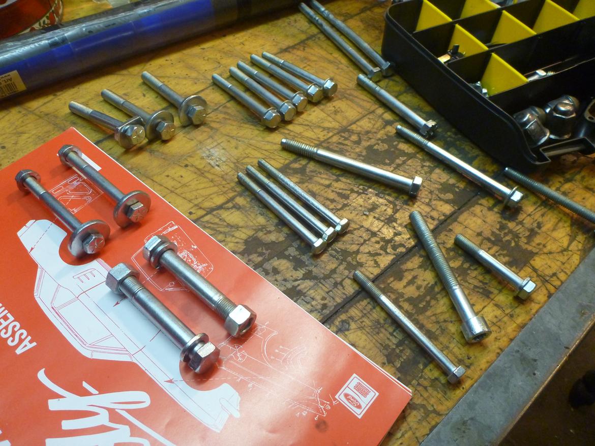 Ford Mustang 1966 projekt - Alle bolte på bilen der ikke er nye har fået sådan en overhaling. På billedet er kun gamle bolte billede 7