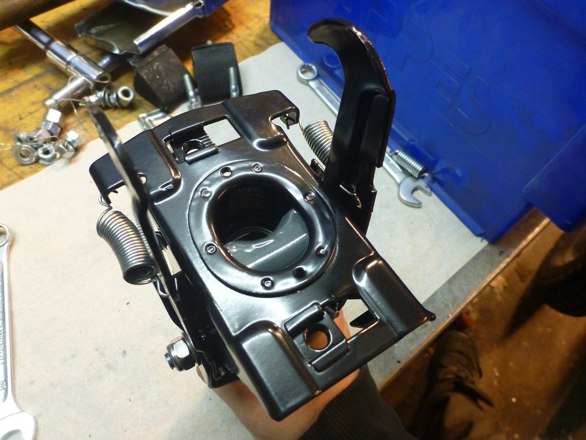 Ford Mustang 1966 projekt - Motorhjelmslås - Intet her er nyt, blot malet og elgalvaniseret fjedre billede 3