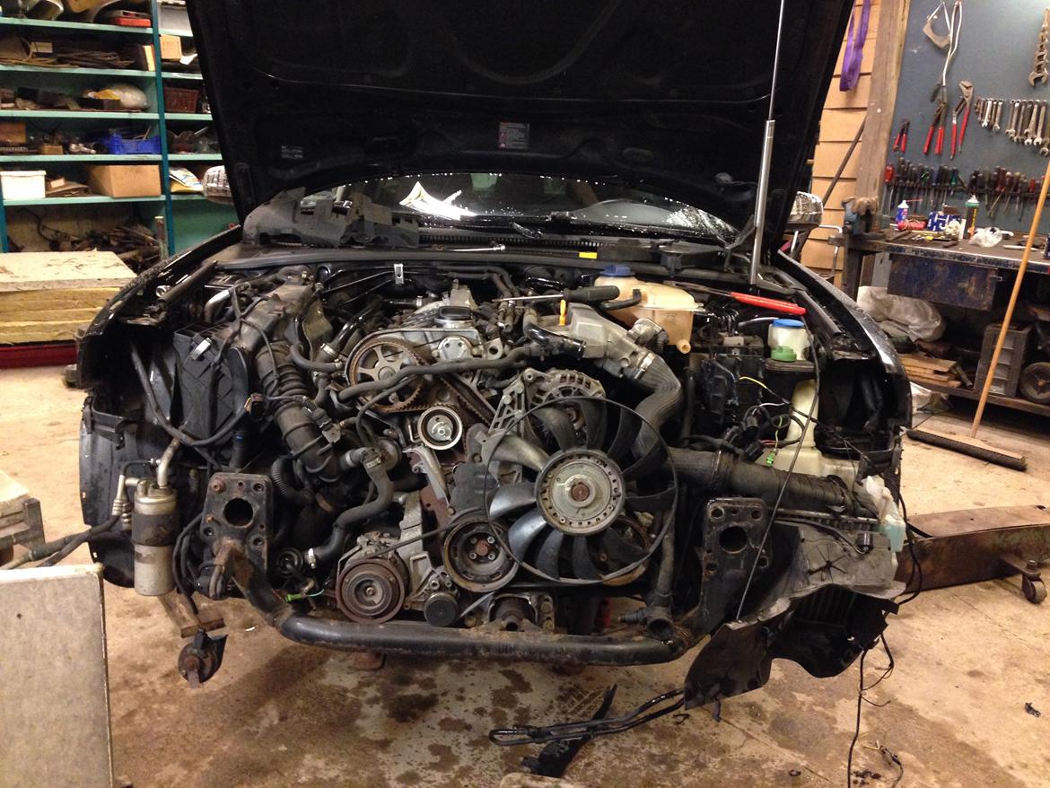 VW Passat 3BG 1,8T  - Ja nu var bilen købt, så skulle der bare skiftes flg. tandrem, vandpumpe, oliesi, turbo, olierør til turbo, og en helveds masse andet :-)  billede 1