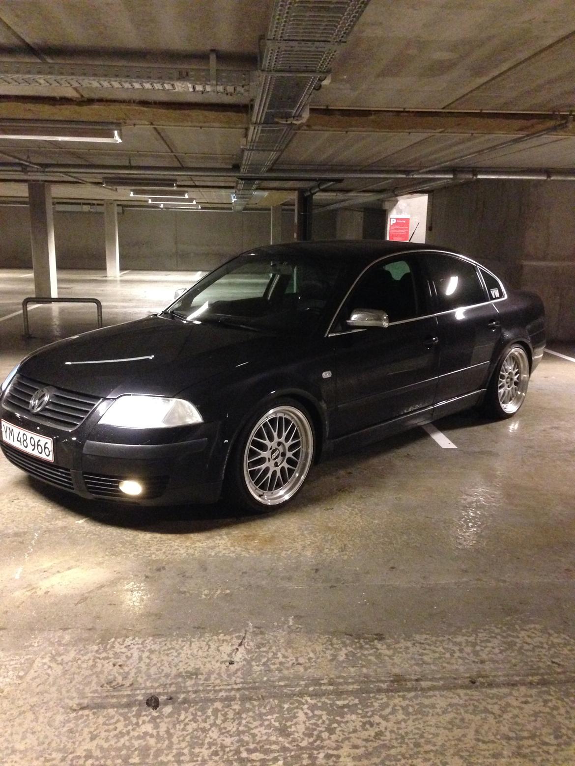 VW Passat 3BG 1,8T  - tjaaa fik fat i nogle BBS LM Replica billigt ! og de klær da bilen ret godt.  billede 9