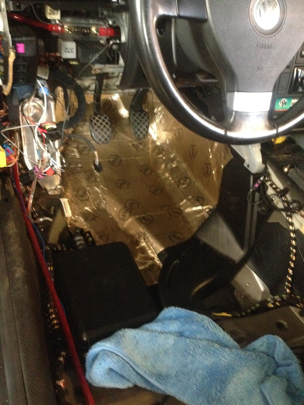 VW Passat 3BG 1,8T  - Da jeg godt kan lidt musik, og gerne højt, men folk skal ikke kunne høre det uden for bilen, så skulle den da probbes med stp og en gang skum snask :-D det var arbejdet og pengene værd. ! i alle døre, begagerummet, og hele bunden. nåede aldrig at give taget en tur. billede 10