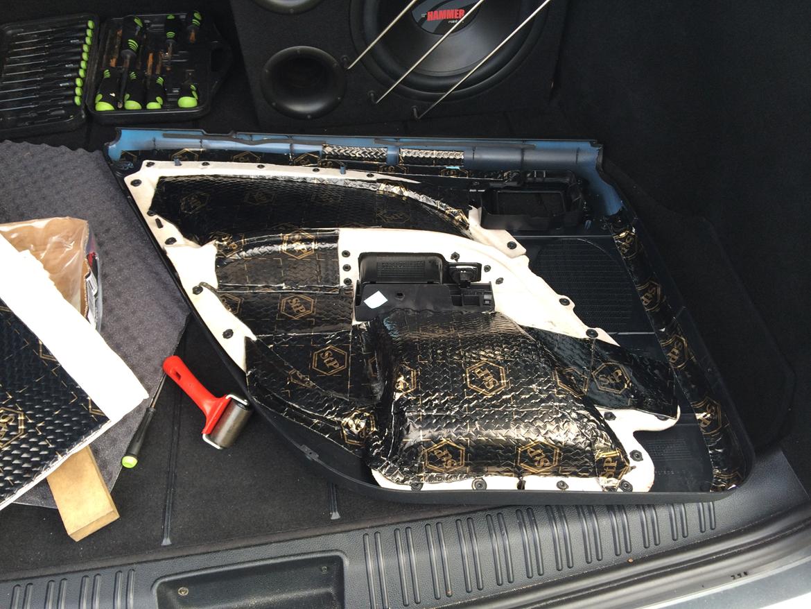 Lyddæmpning af Ford Mondeo Mk3 stc. - Bagdør bekldæningen skal også have en tur billede 48