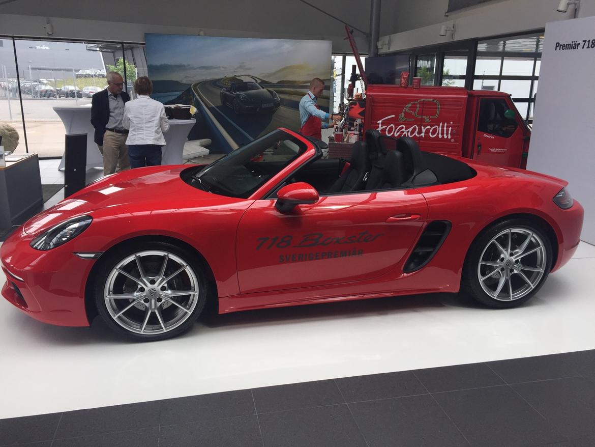 Testkørsel Porsche 718 Boxster S - Porsche er nok bekymret om publikum vil acceptere de nye 4 cylindrede motore. Der blev budt på kaffe og kage. billede 1