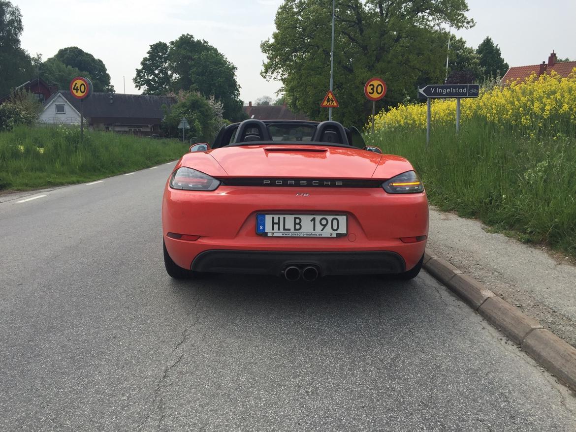Testkørsel Porsche 718 Boxster S - Lygterne er blevet meget skarpere i forhold til tidligere modeller. Jeg kan lide Porsche logoet, men 718 logoet drukner væk. billede 10
