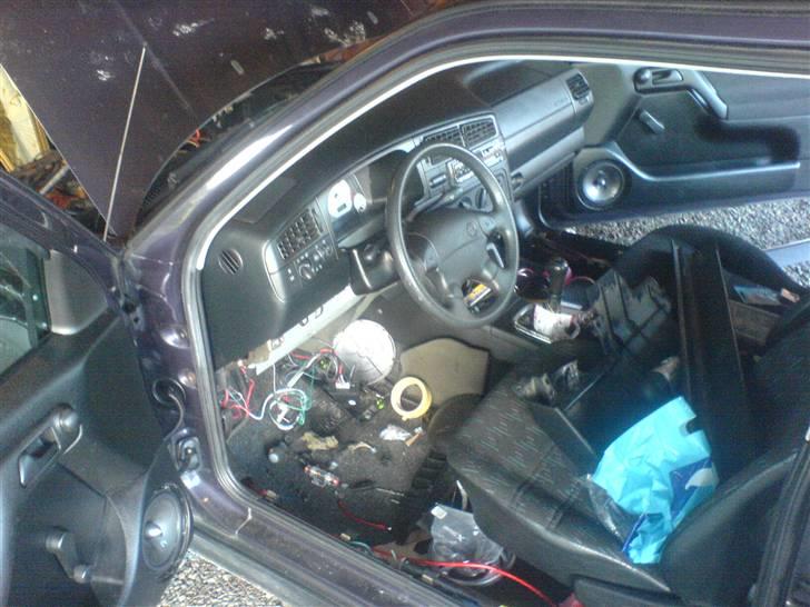 Anlæg i golf 3 - Starten af projektet, bilen blev splittet lidt ad for at få trukket kabler rundt. billede 2