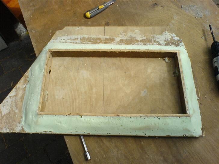 Anlæg i golf 3 - Her påbegyndes version 2. Pga. Filten ikke passede i farve og det upraktiske rum blev hele bagagerumsopbygningen lavet om. Her ses det der blev til højre side, altså forstærker kassen. Som blev opbygget i krydsfiner og PU skum (meget let materiale). billede 4