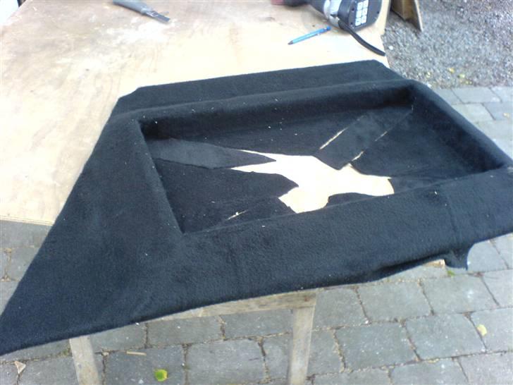 Anlæg i golf 3 - Her monteres det sorte filt som hele bagagerummet blev beklæbt med. billede 6