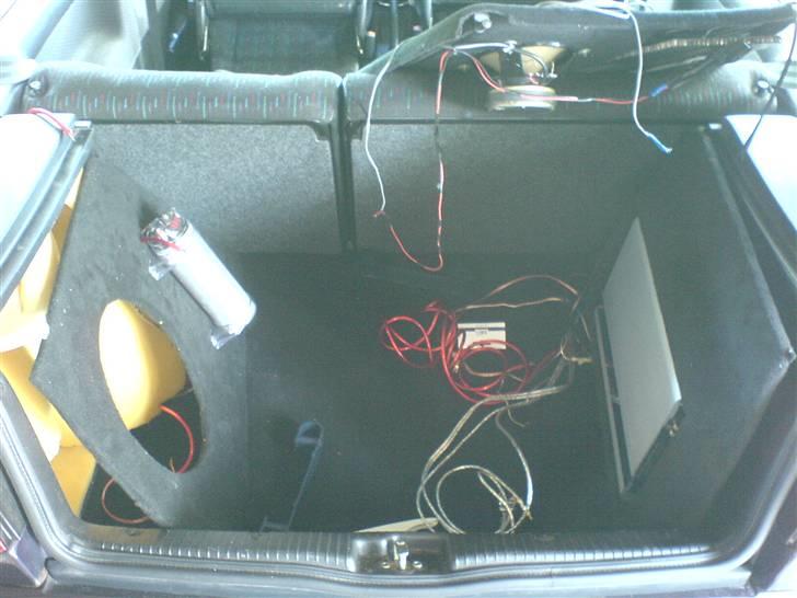 Anlæg i golf 3 - I Version 2 af bagagerummet, havde jeg optimistisk håbet på at jeg  kunne dække hullet til i venstre side (ved siden af hjulkassen) så jeg kunne få et tæt kabinet, her kan man se det skum der skulle bruges som lyddæmpning. billede 8