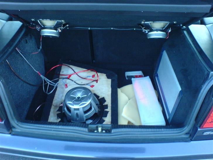 Anlæg i golf 3 - Endnu et billede af subwoofer monteringen. Efter det blev samlet viste det sig at spille direkte elendigt, grunden var at hullet ikke var tæt og derfor virkede det som om at subwooferen spillede i free air hvilket den ikke er beregnet til. Desuden blev krydsfineren senere skiftet ud med MDF (som desværre er noget tungere). billede 9