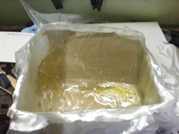 Anlæg i golf 3 - Det er her projektet gik fra versin 2.0 til 2.5 hehe. Der blev støbt et glasfiber skabelon der sammen med MDF pladen skulle give et bedre kabinet. billede 10