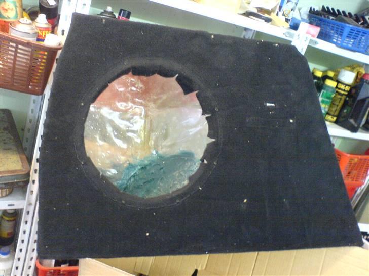 Anlæg i golf 3 - Her er der ialt 4 lag glasfibermåtte. Dog passede formen ikke 100% så et stort hjørne måtte skæres af med viinkelslibere og resten blev tilpasset og færdig støbt med glasfiber spartel (som var helt anderledes at arbejde med). billede 12