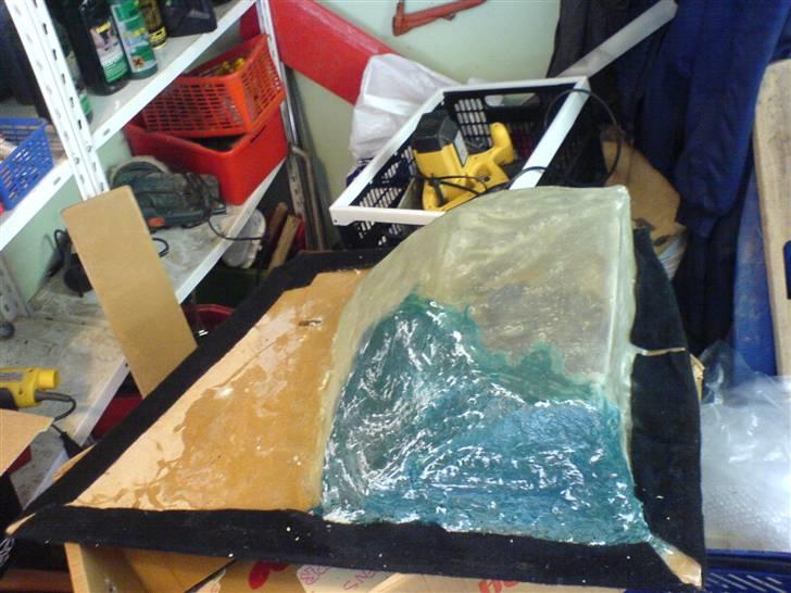 Anlæg i golf 3 - Her ses det blå glasfiber i bunden som er glasfiberspartel. billede 13