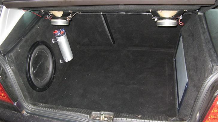 Anlæg i golf 3 - Et billede af det færdige resultat, en 1 F kondensator er monteret ved siden af.Plexiglas holderen bliver lyst op af hvide dioder sammen med 5 hvide dioder i hattehylden. billede 15