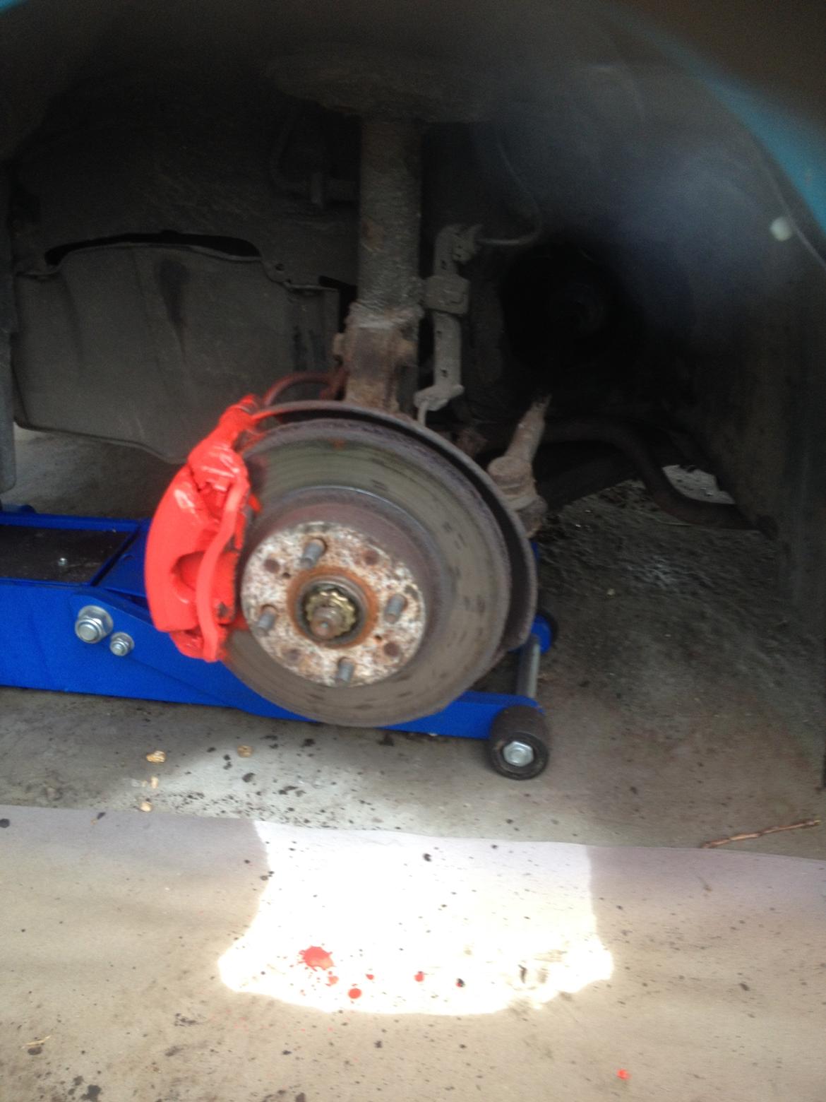   projekt  styling Corolla E10 sedan  - malet kaliperene røde billede 41