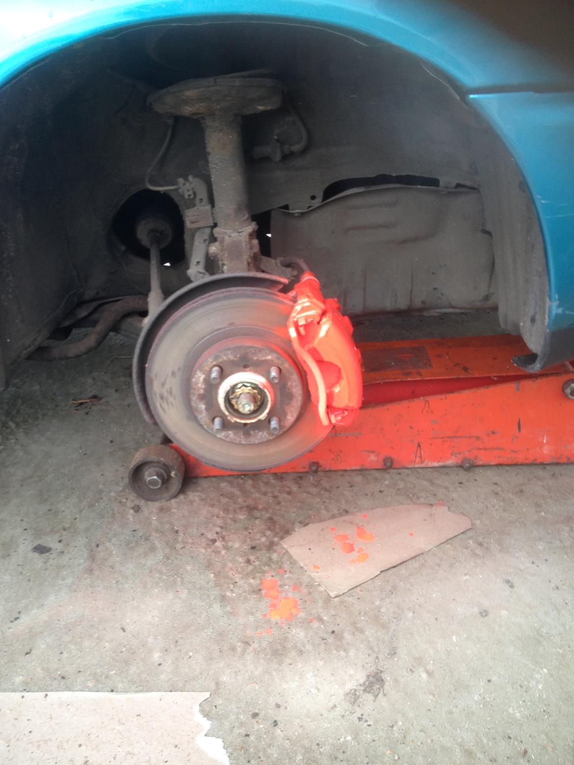   projekt  styling Corolla E10 sedan  - fået malet kaliperene røde billede 40