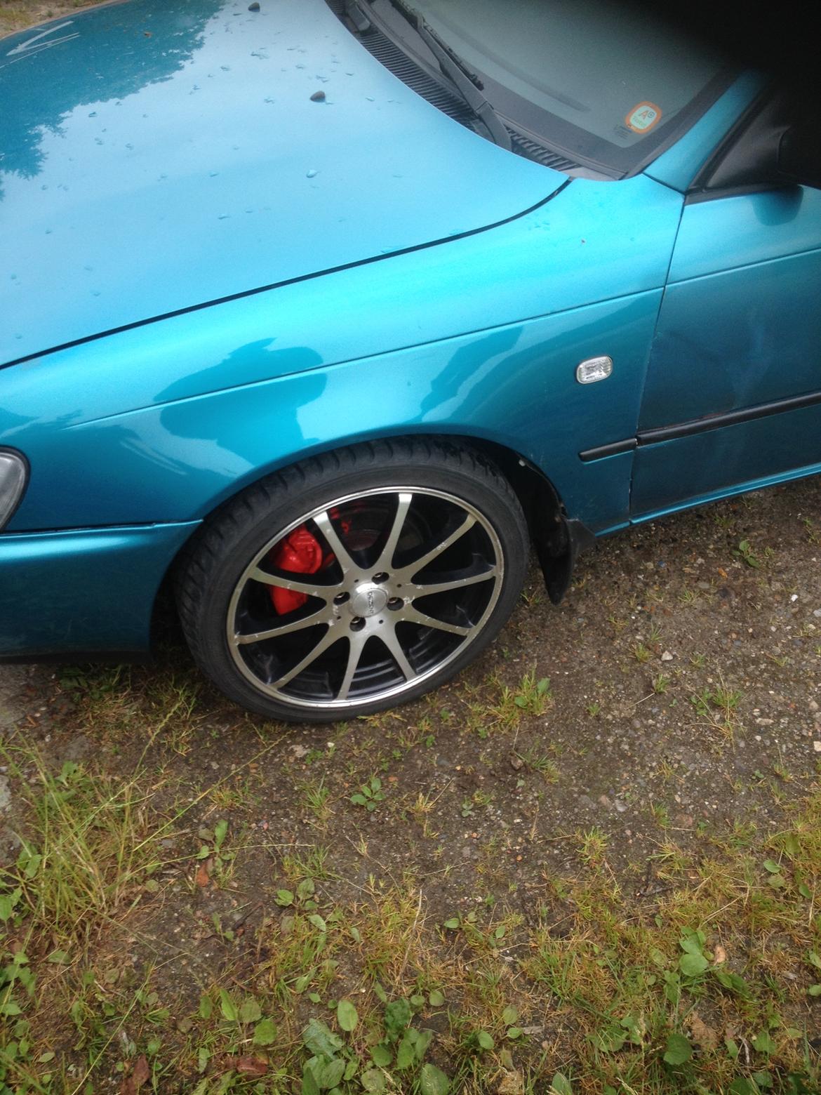   projekt  styling Corolla E10 sedan  - fået malet kaliperene røde og med 17 alufælge  billede 42