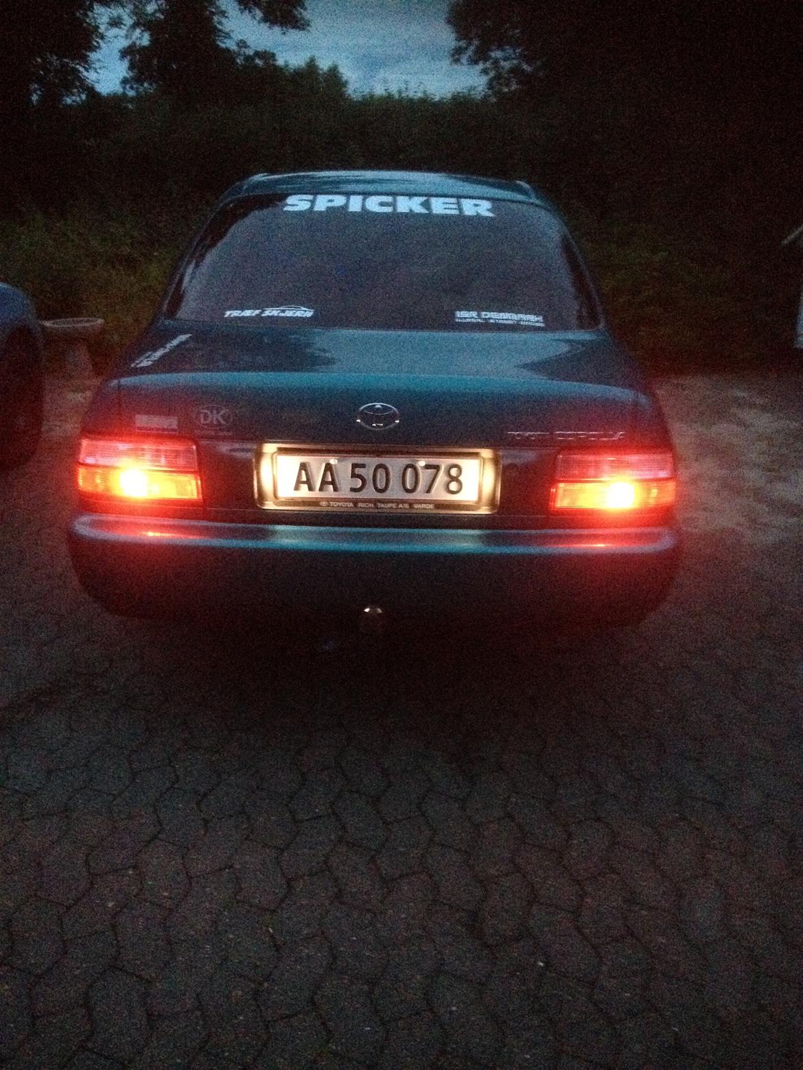   projekt  styling Corolla E10 sedan  - fået montert led lys i nummerpladen. billede 45