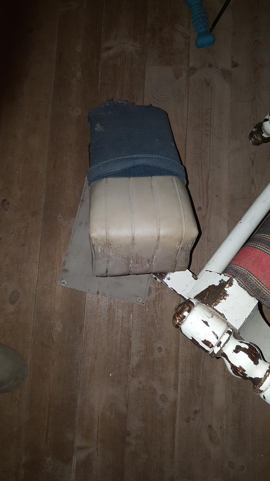 renovering af volvo amazon b16 1960 - begyndt så småt på interiør rep. Først vaske læderet med sæbespåner også skal stoffet skiftes.  Men ved ikke om jeg holder det i tyrkis eller om det bliver sort. billede 12