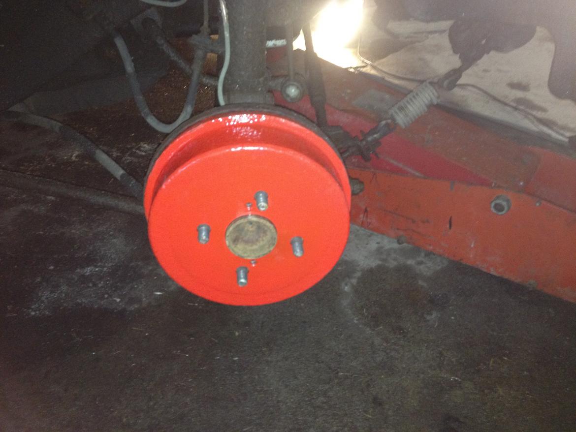   projekt  styling Corolla E10 sedan  - fik Breamstromlerne malet rød og sat på bilen  billede 26