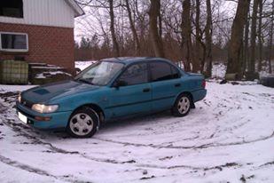   projekt  styling Corolla E10 sedan  - toned ruder i sidenruden og bagruden og så med Toyota fælge som er min vinter fælge  billede 10