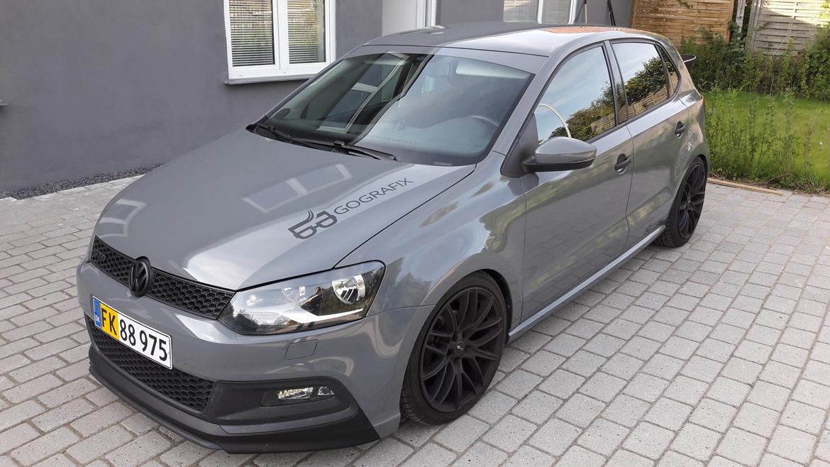 VW Polo Dark Grey Glossy wrap billede 1