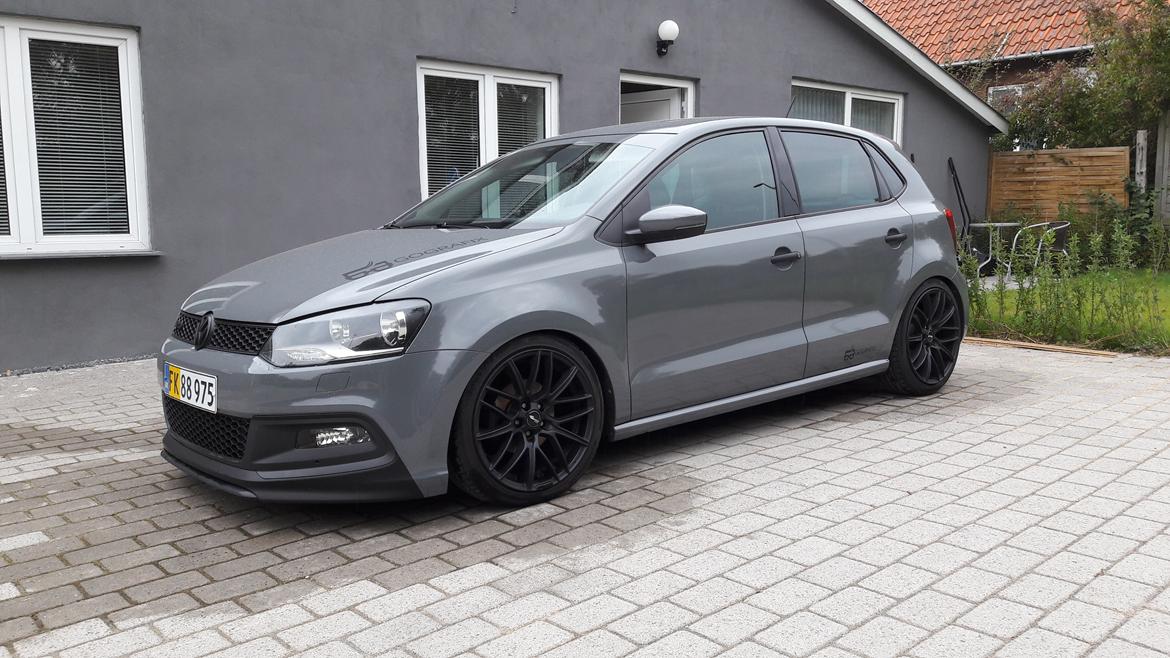VW Polo Dark Grey Glossy wrap billede 2